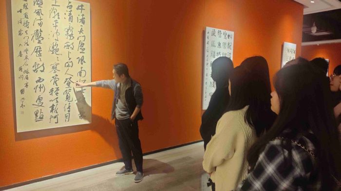 美术学院师生参观刘文华书法作品展