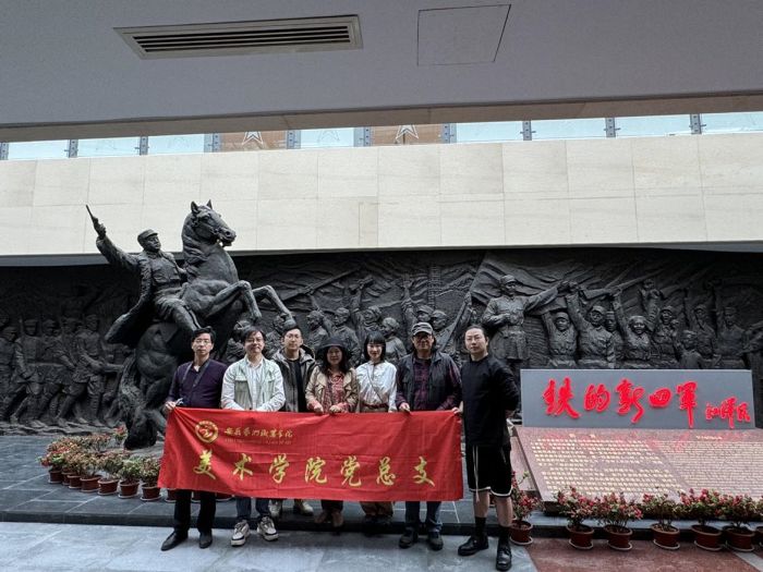 美术学院师生参观岩寺新四军抗日纪念馆