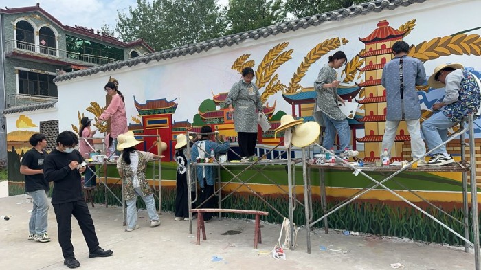 美术学院开展“艺术赋能乡村振兴”墙体彩绘活动